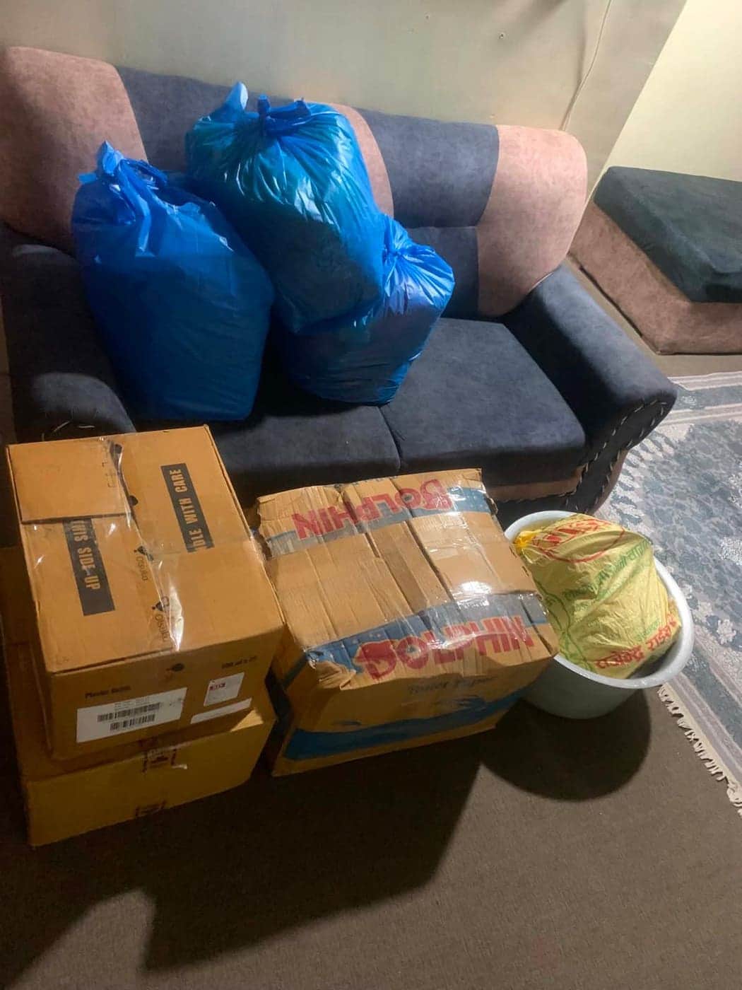 Bereitgestellte Hilfsgüter: verpackte Säcke und Kartons