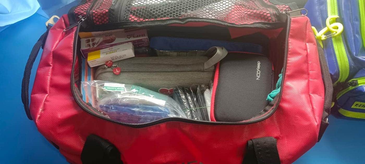 Geöffnete Notfalltasche mit Ausrüstung