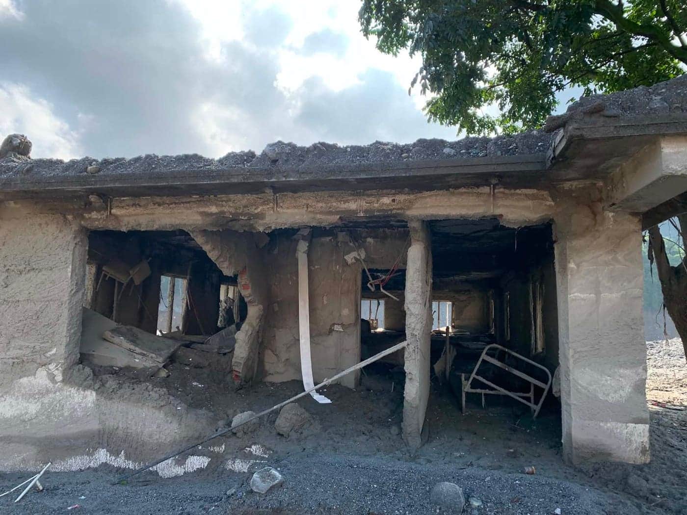 Ein Haus, dessen Räume bis unter die Decke mit Schlamm gefüllt sind